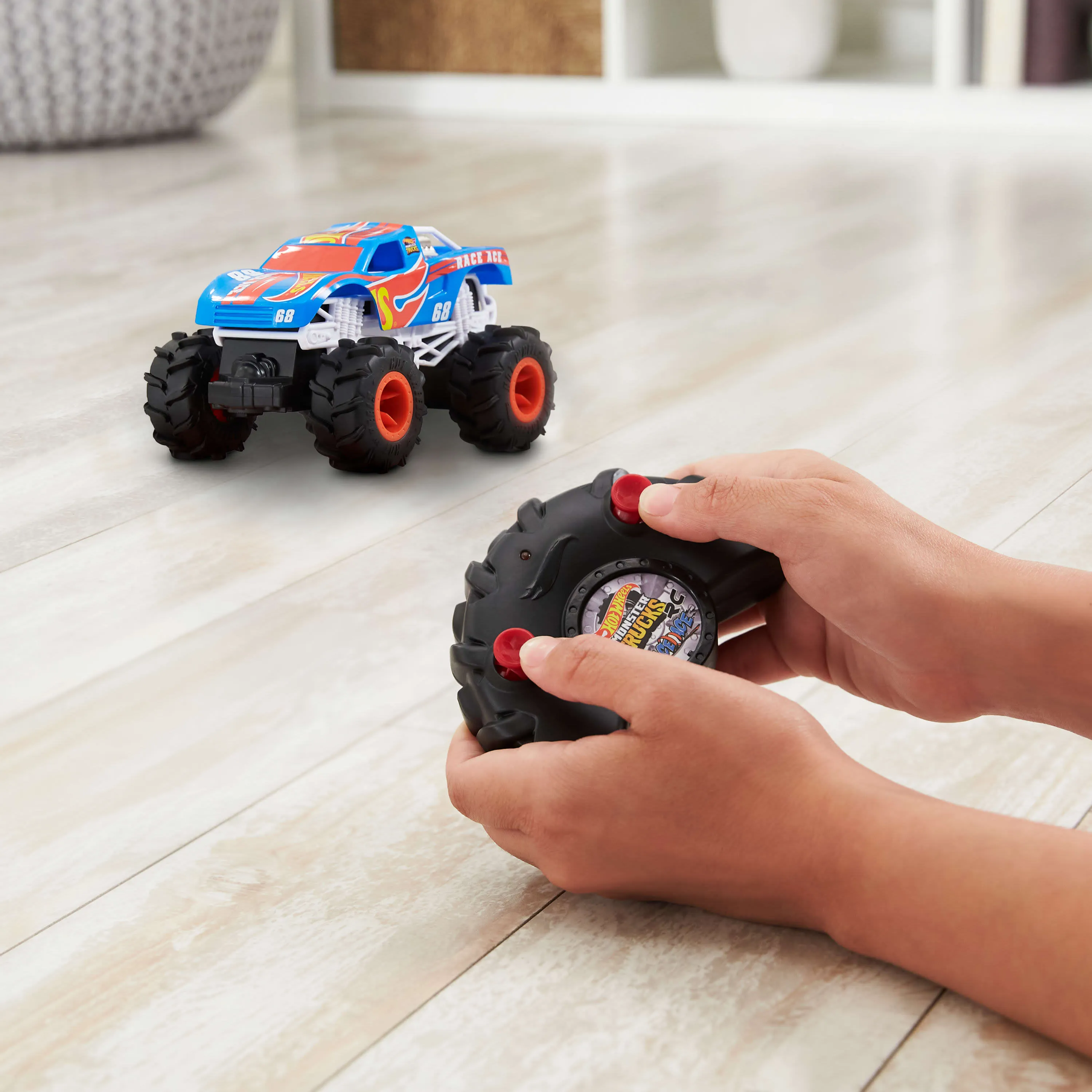 Hot Wheels Remote Control Monster Truck 1:24 Race Ace